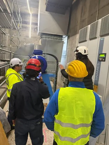 Equipo técnico revisando un quemador durante la puesta en marcha
